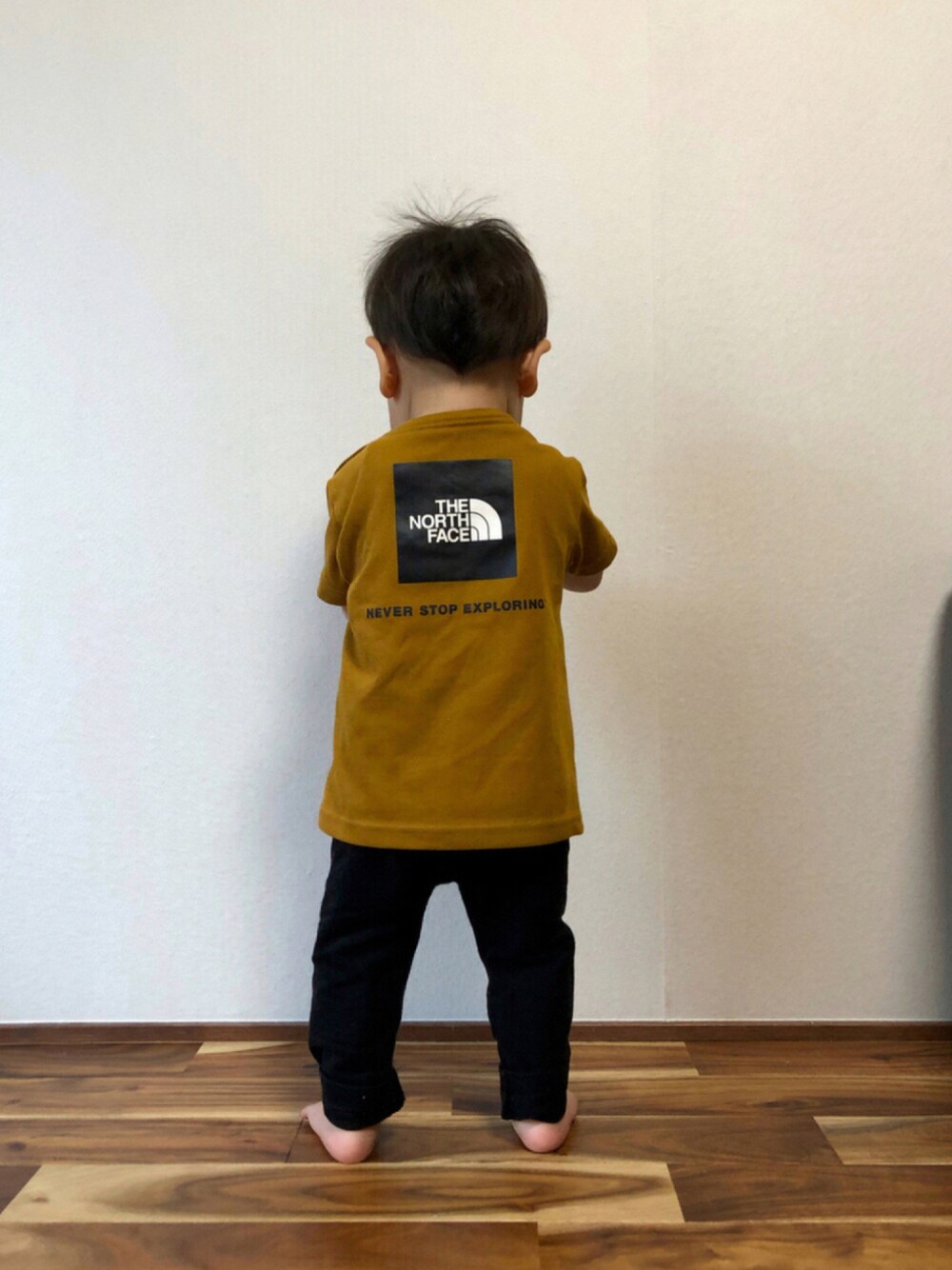 ブラウン系のTシャツ/カットソー、ブラック系のレギンス/スパッツ、その他のその他を着用したキッズの秋コーディネートの1枚目の写真