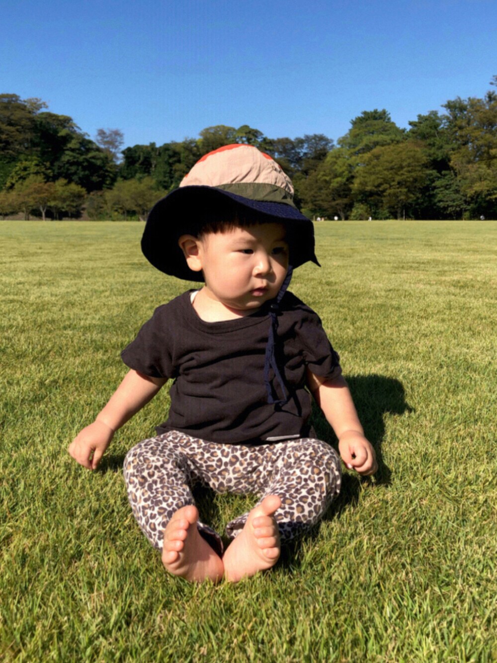 ブラック系のTシャツ/カットソー、その他のハット、ブラウン系のレギンス/スパッツを着用したキッズの秋コーディネートの1枚目の写真