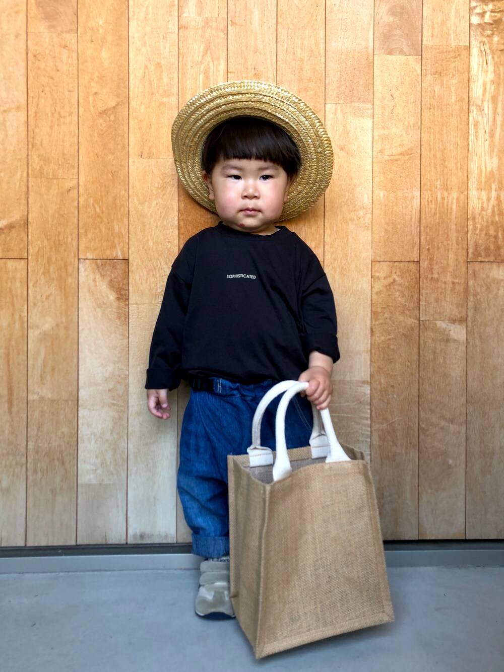 ブラック系のTシャツ/カットソー、ブルー系のその他パンツ、その他のスニーカーを着用したキッズの春コーディネートの1枚目の写真