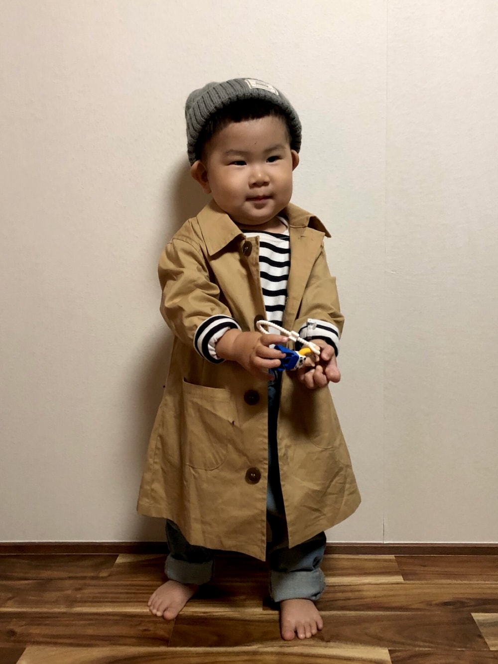「プチプラ、男の子コーデ、休日コーデ、1歳、75cm、トレンチコート、ボーダー、デニム、ニット帽、キッズコーデ、ベビーコーデ、シンプルコーデ」｜「西松屋のアイテム（ニットキャップ/ビーニー、グレー系）」を使った、woooさん（キッズ・80cm）の秋コーディネートの1枚目の写真