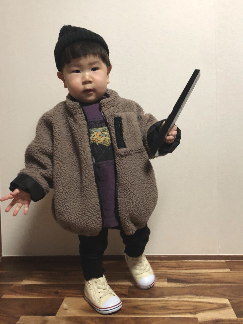 ベージュ系のブルゾン、パープル系のTシャツ/カットソー、ホワイト系のスニーカーを着用したキッズの冬コーディネートの1枚目の写真