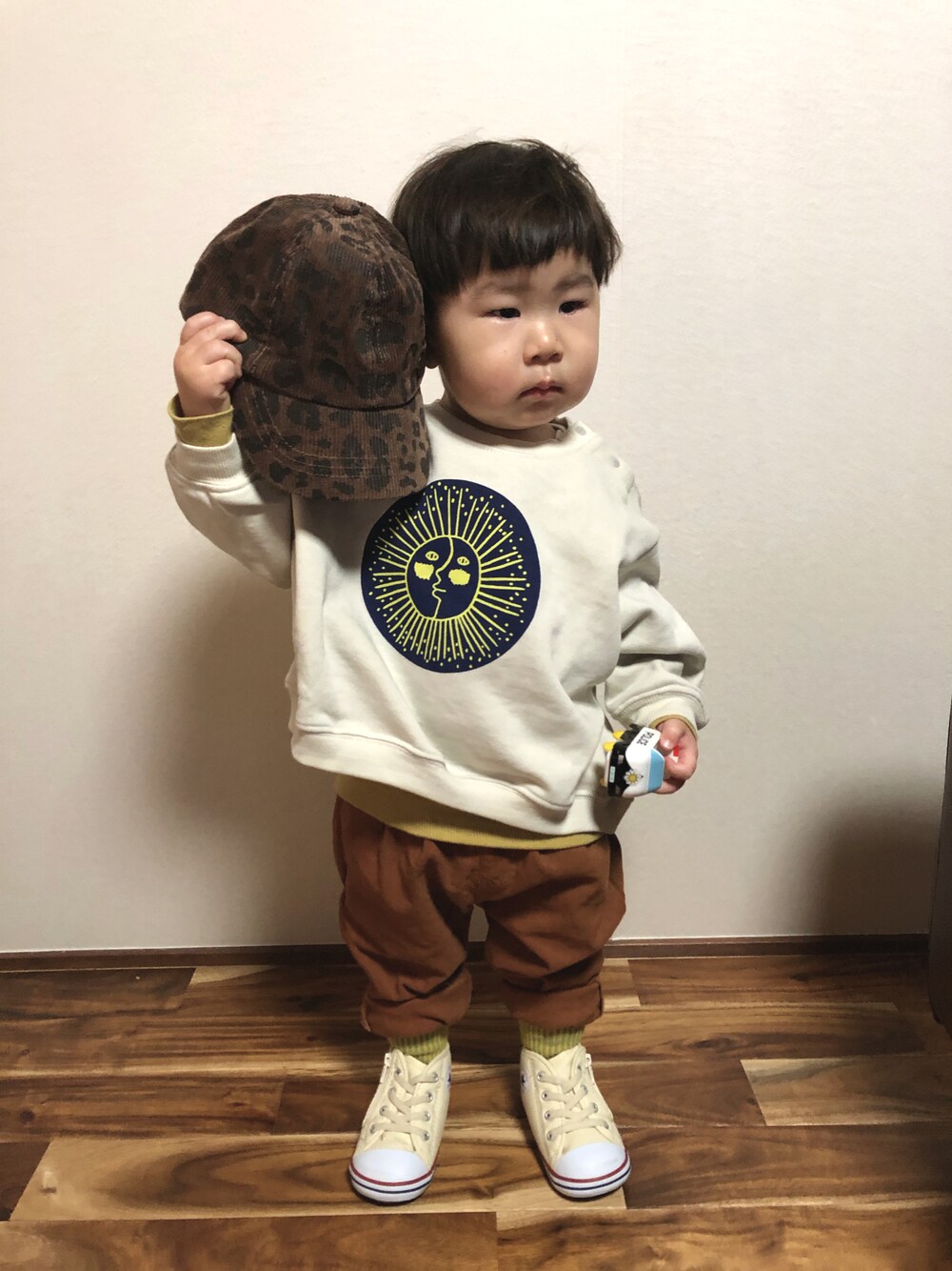 「プチプラ、1歳、80cm、春コーデ、スニーカーコーデ、あったかコーデ、レイヤードスタイル、キッズコーデ、カジュアルコーデ、レオパード、キャップ、イエロー」｜「BREEZEの2柄キャップ（キャップ、ブラウン系）」を使った、woooさん（キッズ・80cm）の冬コーディネートの1枚目の写真