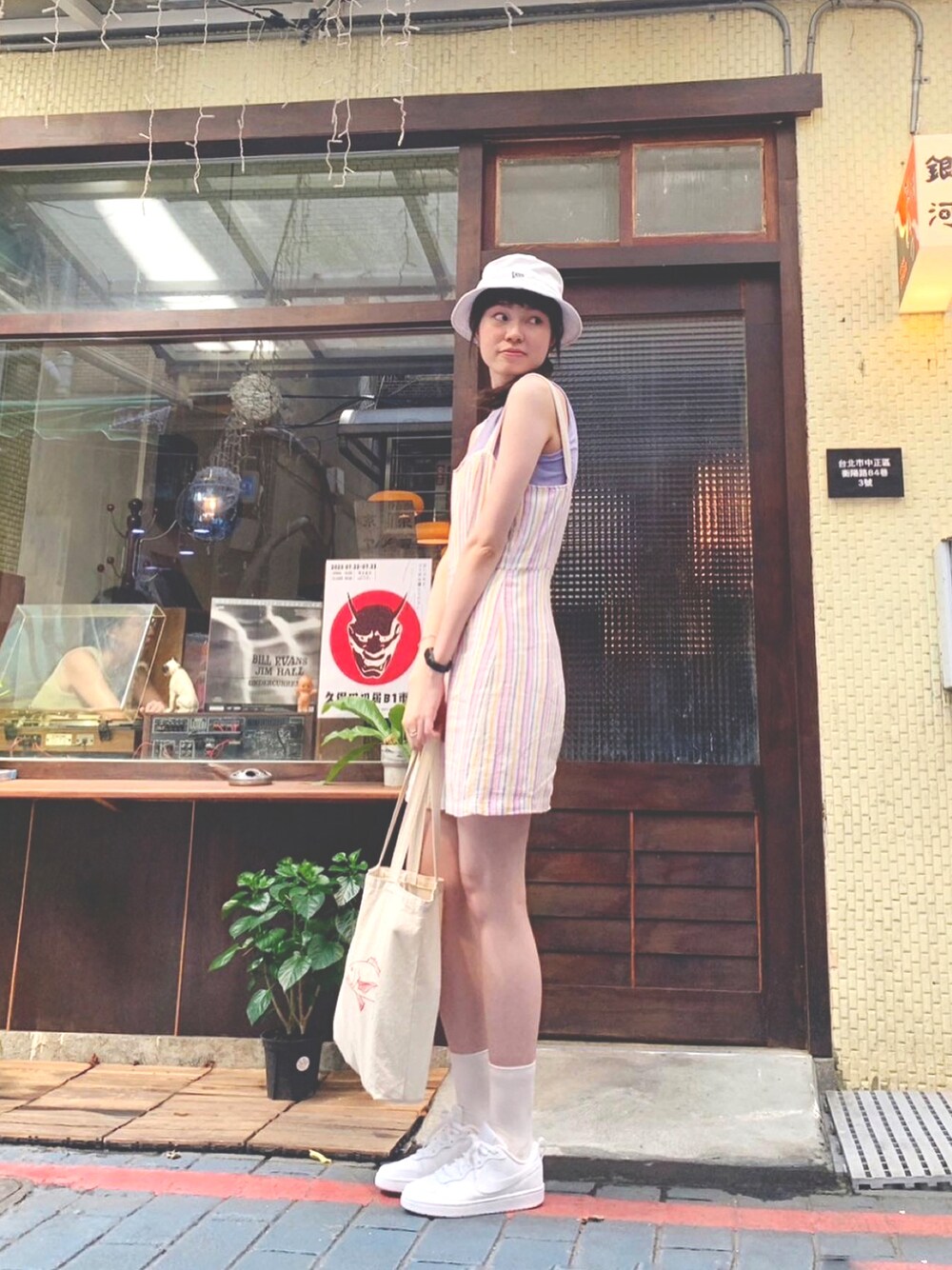 「カジュアルコーデ、おしゃれさんと繋がりたい、大人かわいい、ショート丈、NIKE」｜「NEW ERAのアイテム（ハット、ホワイト系）」を使った、ruby_179さん（レディース・179cm）の秋コーディネートの1枚目の写真