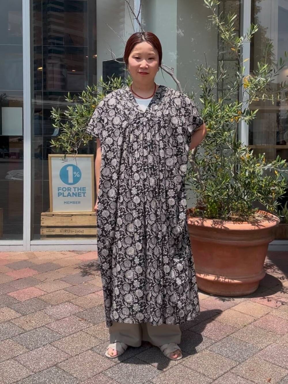 「ワンピース、イージーパンツ、カジュアルコーデ、サンダル、かぐれ、doors、低身長コーデ、soil、smellysó」｜「SMELLYのSMELLY so’　carnelian necklace（ネックレス、レッド系）」を使った、Sayakaさん（レディース・150cm）の春コーディネートの1枚目の写真