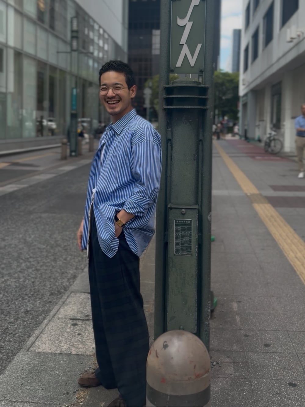 ブルー系のシャツ/ブラウス、その他のその他パンツ、シルバー系のメガネを着用したメンズの夏コーディネートの1枚目の写真