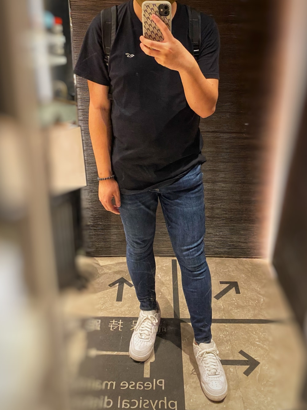 「ootd、夏、Hong Kong、街頭穿搭、通勤コーデ、通勤穿搭、球鞋、牛仔褲、サーフ、サーフスタイル、HOLLISTER、American Eagle、NIKE、AIR FORCE 1、デニム」｜「HollisterのHollister CREWNECK T-SHIRT（Tシャツ/カットソー、ブラック系）」を使った、P.Y.さん（メンズ・172cm）の秋コーディネートの1枚目の写真