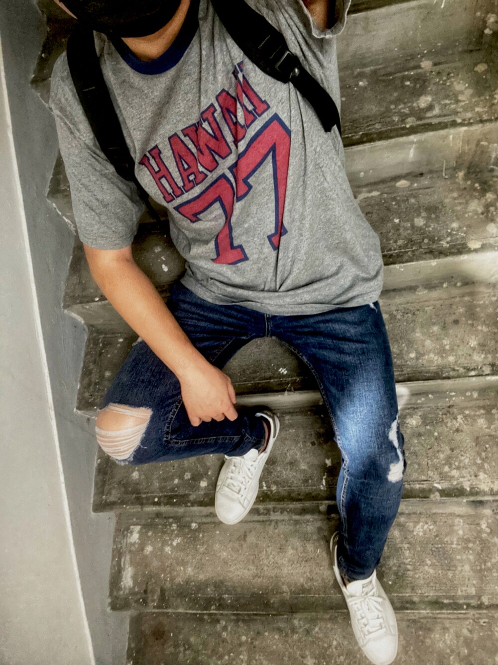 「ootd、夏、Hong Kong、通勤穿搭、通勤コーデ、球鞋、牛仔褲、American Eagle、Pull&Bear、adidas、stan smith、サーフ、サーフスタイル、デニム、アメリカンイーグル」｜「American EagleのAE Super Soft Graphic T-Shirt（Tシャツ/カットソー、グレー系）」を使った、P.Y.さん（メンズ・172cm）の秋コーディネートの1枚目の写真