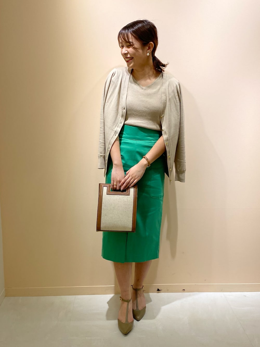 「コラボ、春、お出かけコーデ、大人コーデ、アンサンブル、オトナ女子、スカート、グリーン、きれいめコーディネート、キレイめ」｜「Te chichiの麻混キャンバスミニスクエアバッグ（ショルダーバッグ、イエロー系）」を使った、ERIKAさん（レディース・157cm）の春コーディネートの1枚目の写真