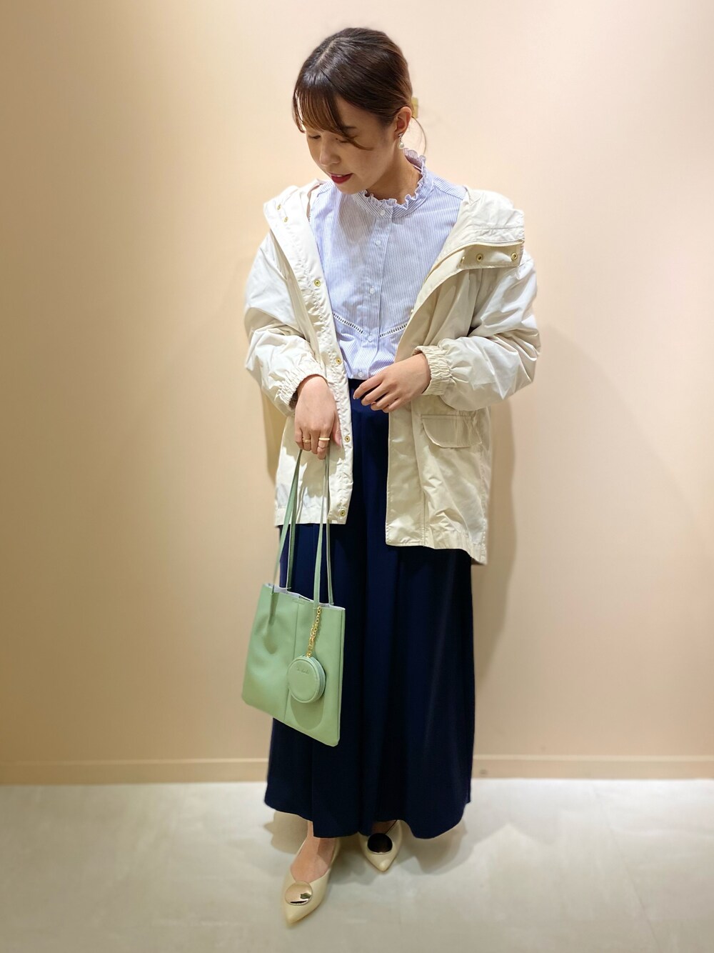 「春カラー、ラクチンコーデ、オトナ女子、ブラウス、春コーデ、春アウター」｜「Te chichiのプレート×セパレートパンプス（パンプス、ホワイト系）」を使った、ERIKAさん（レディース・157cm）の春コーディネートの1枚目の写真