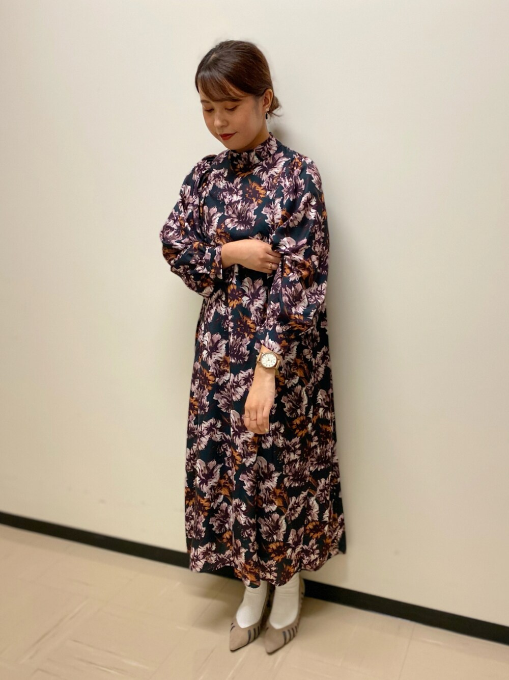 「ワンピース、花柄、秋のコーデ、きれいめコーディネート、休日スタイル、キレイめ、花柄ワンピース、秋服準備はじめました」｜「Te chichi CLASSICのカットワークパンプス（パンプス、グレー系）」を使った、ERIKAさん（レディース・157cm）の秋コーディネートの1枚目の写真