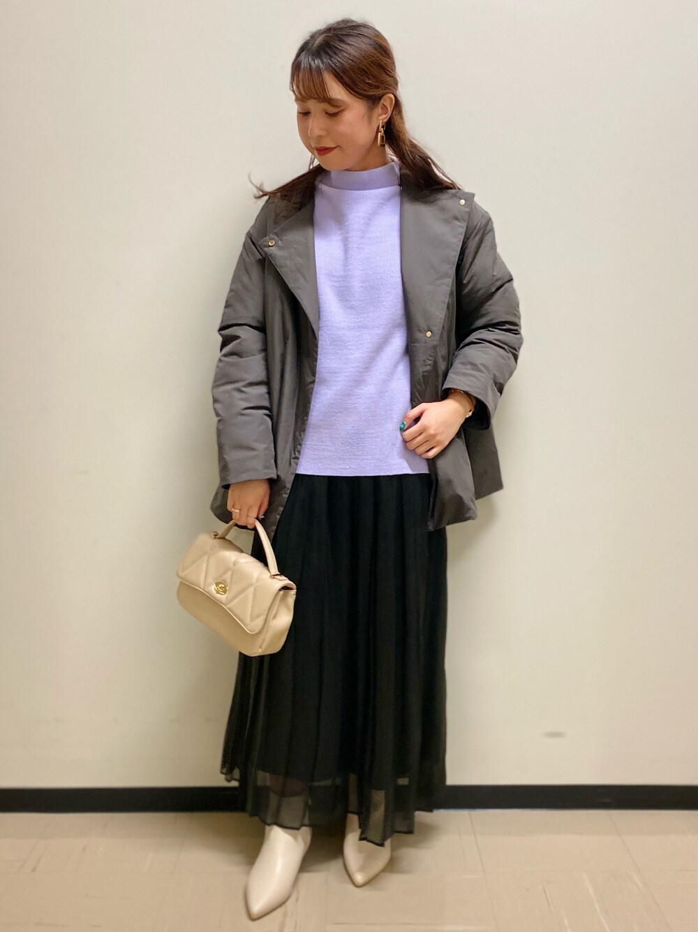 「アウター、スカート、ラメ、大人女子、スカートスタイル、秋冬コーデ、ニットコーデ」｜「Te chichiのハンドル付キルティングショルダーバッグ（ショルダーバッグ、ベージュ系）」を使った、ERIKAさん（レディース・157cm）の冬コーディネートの1枚目の写真