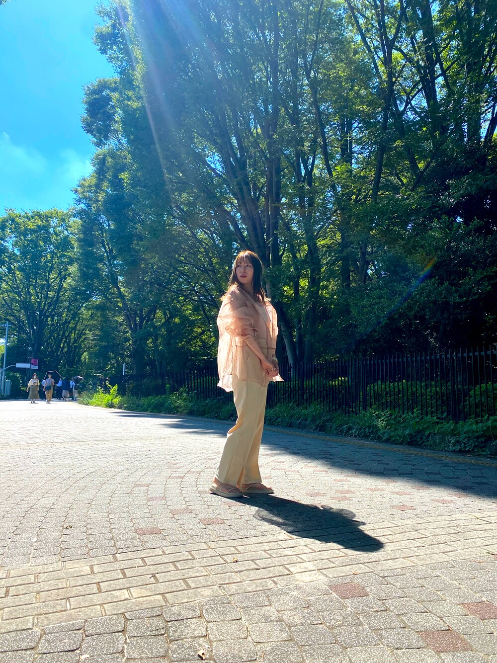「休日スタイル、パンツスタイル、お洒落さんとつながりたい、ootd、キレイめ、夏コーデ、シアーシャツ、シアートップス、チコ、chicoコーデ、代々木公園、デート」｜「Chicoのシアーブロッキングシャツ/オーガンジーシャツ（シャツ/ブラウス、ピンク系）」を使った、このままベルミィさん（レディース・165cm）の夏コーディネートの1枚目の写真