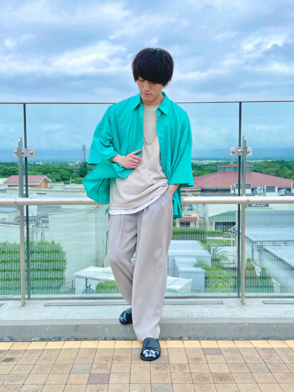 「夏コーデ、ビッグシルエット、オーバーサイズ、グリーン、ビタミンカラー、夏の和物語、夏セールで買いました、差し色、シャツスタイル、ネオンカラー、シンプル、シンプルコーデ、Tシャツ、夏だ！Tシャツ着よう！、グレー」｜「WhoWhatのアイテム（シャツ/ブラウス、グリーン系）」を使った、NATSUKIさん（メンズ・179cm）の夏コーディネートの1枚目の写真