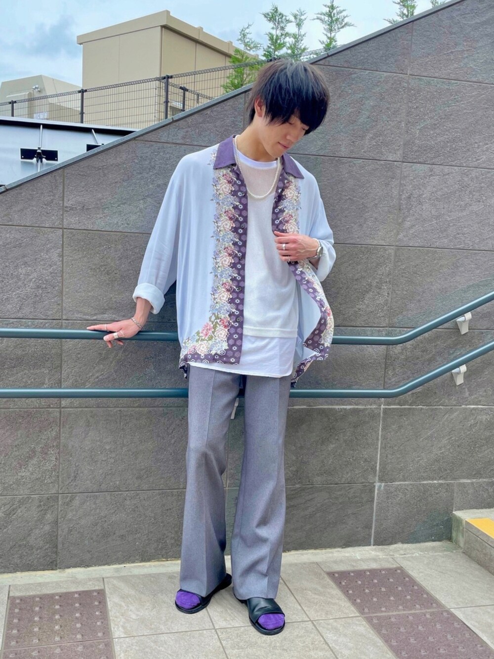 「iroquois、スラックス、韓国ファッション、オープンカラーシャツ、白Tシャツ、ciaopanic、シンプル、夏コーデ、柄シャツ、フレアパンツ」｜「IroquoisのJAPANESE FLOWER L/S SH（シャツ/ブラウス、パープル系）」を使った、NATSUKIさん（メンズ・179cm）の夏コーディネートの1枚目の写真
