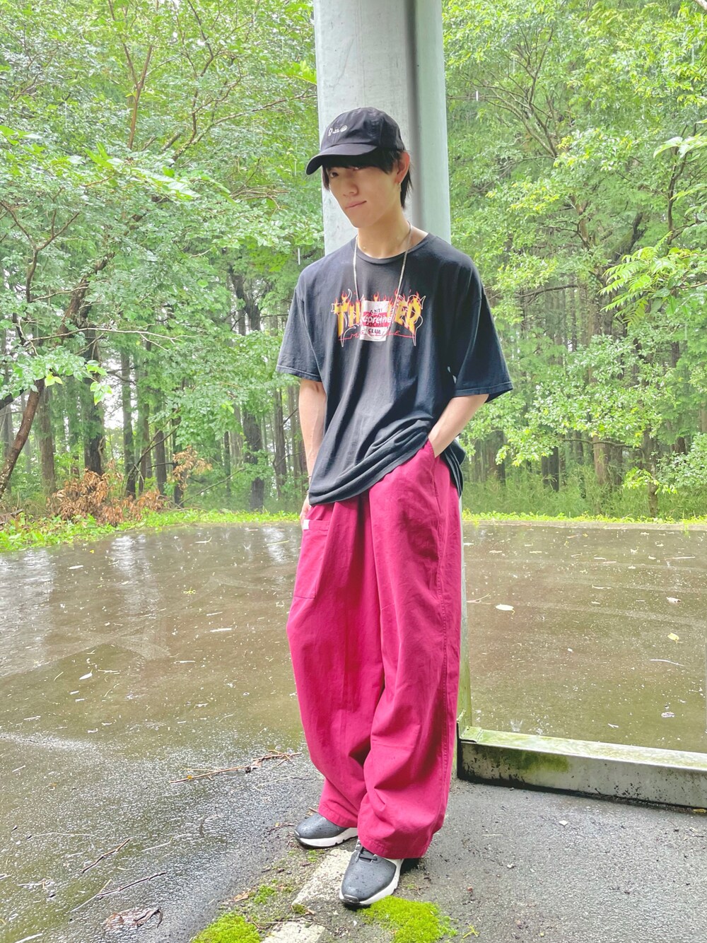 「古着MIX、カラーパンツ、ストリート、夏コーデ、vintage、夏だ！Tシャツ着よう！、UNIQLO、シンプルコーデ、キャップ、プリントT、ストリートMIX、ビッグシルエット、スニーカー、スニーカーコーデ、エアマックス」｜「INTER FACTORYのfuv - wide color pants / ワイドカラーパンツ　made in INTER FACTORY（その他パンツ、レッド系）」を使った、NATSUKIさん（メンズ・180cm）の夏コーディネートの1枚目の写真