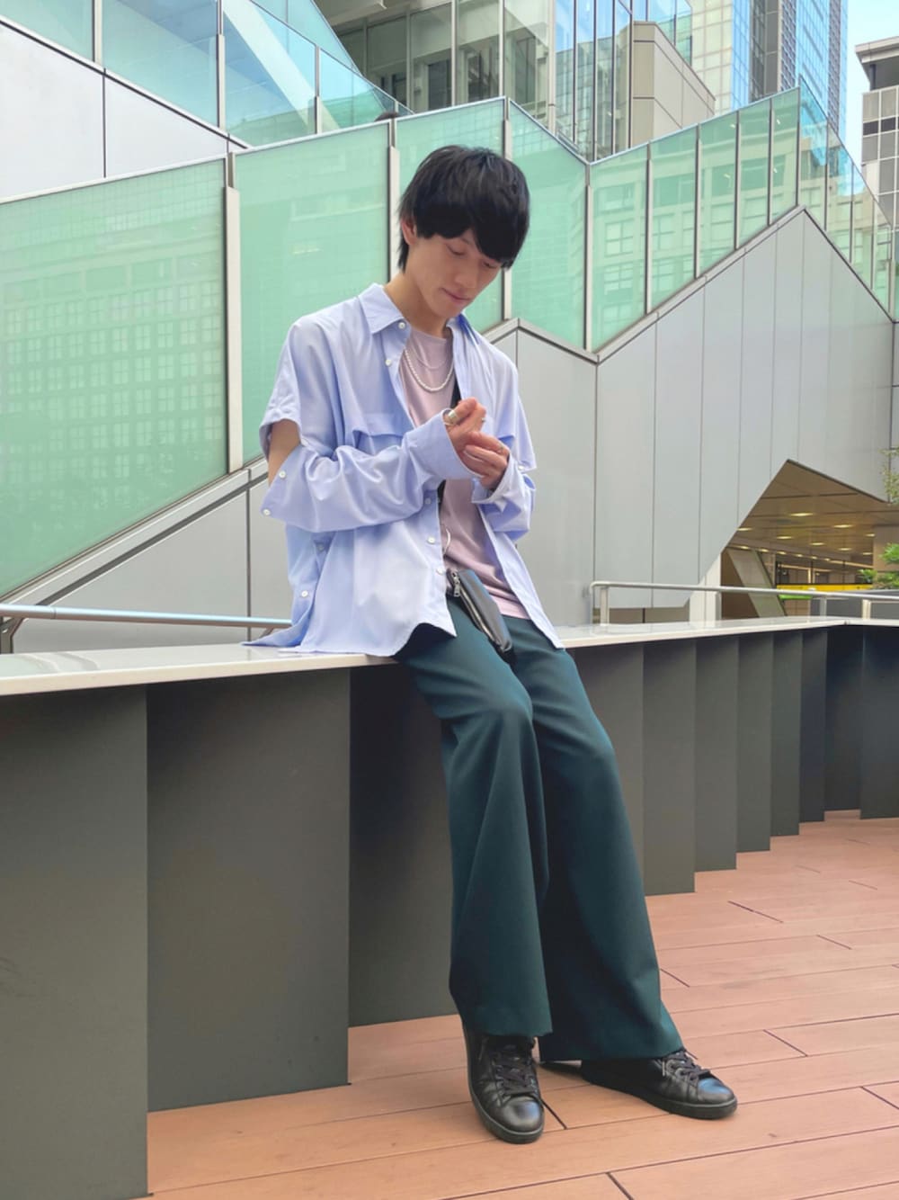 「スニーカー、ビッグシルエット、グリーン、カラーパンツ、スラックス、レイヤードスタイル、休日スタイル、ワイドパンツ、キレイめ、モード、シャツスタイル、韓国ファッション、秋コーデ、wearhalloween2021、秋トレンド2021」｜「Wizzardのwizzard/ウィザード/DETACHABLE SLEEVE SHIRTS（シャツ/ブラウス、パープル系）」を使った、NATSUKIさん（メンズ・180cm）の秋コーディネートの1枚目の写真