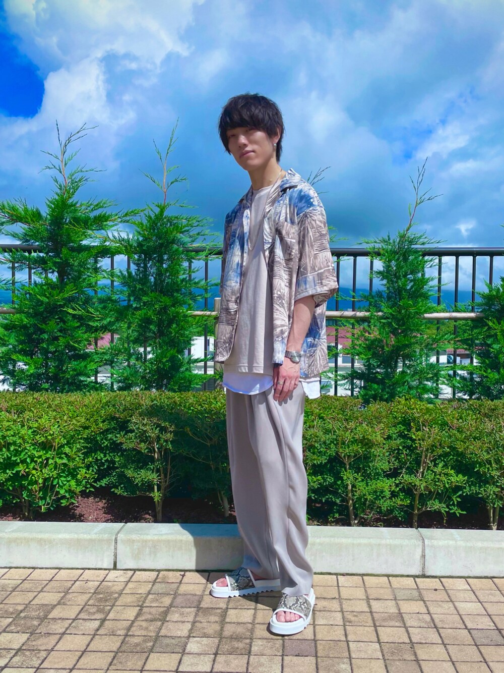 「夏コーデ、オープンカラーシャツ、プチプラ、スラックス、ビーチサンダル、夏だ！Tシャツ着よう！、パイソン柄、アロハシャツ、カラーパンツ、柄シャツ」｜「CPCMのアイテム（シャツ/ブラウス、その他）」を使った、NATSUKIさん（メンズ・179cm）の夏コーディネートの1枚目の写真