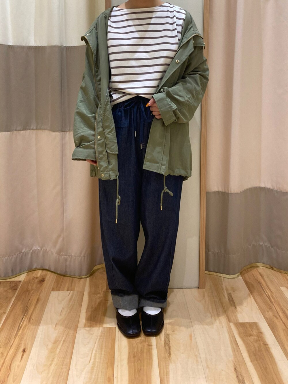 「カジュアル、パンツコーデ、ボーダー、デニム、マウンテンパーカー、低身長、Samansa Mos2 blue、イオンモール筑紫野」｜「Samansa Mos2 blueのアソートバスクシャツ（Tシャツ/カットソー、ブラウン系）」を使った、たにむらさん（レディース・151cm）の秋コーディネートの1枚目の写真