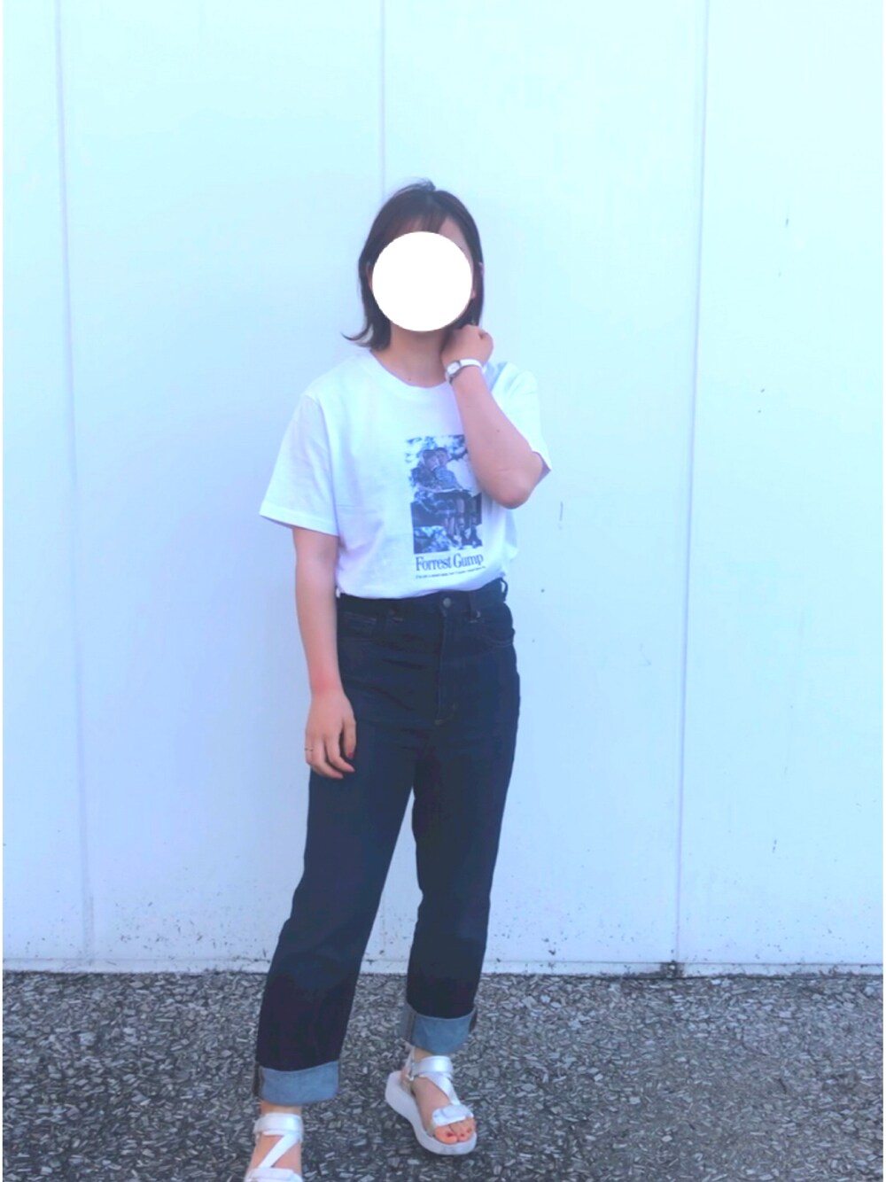 ホワイト系のTシャツ/カットソー、ブルー系のデニムパンツを着用したレディースの夏コーディネートの1枚目の写真