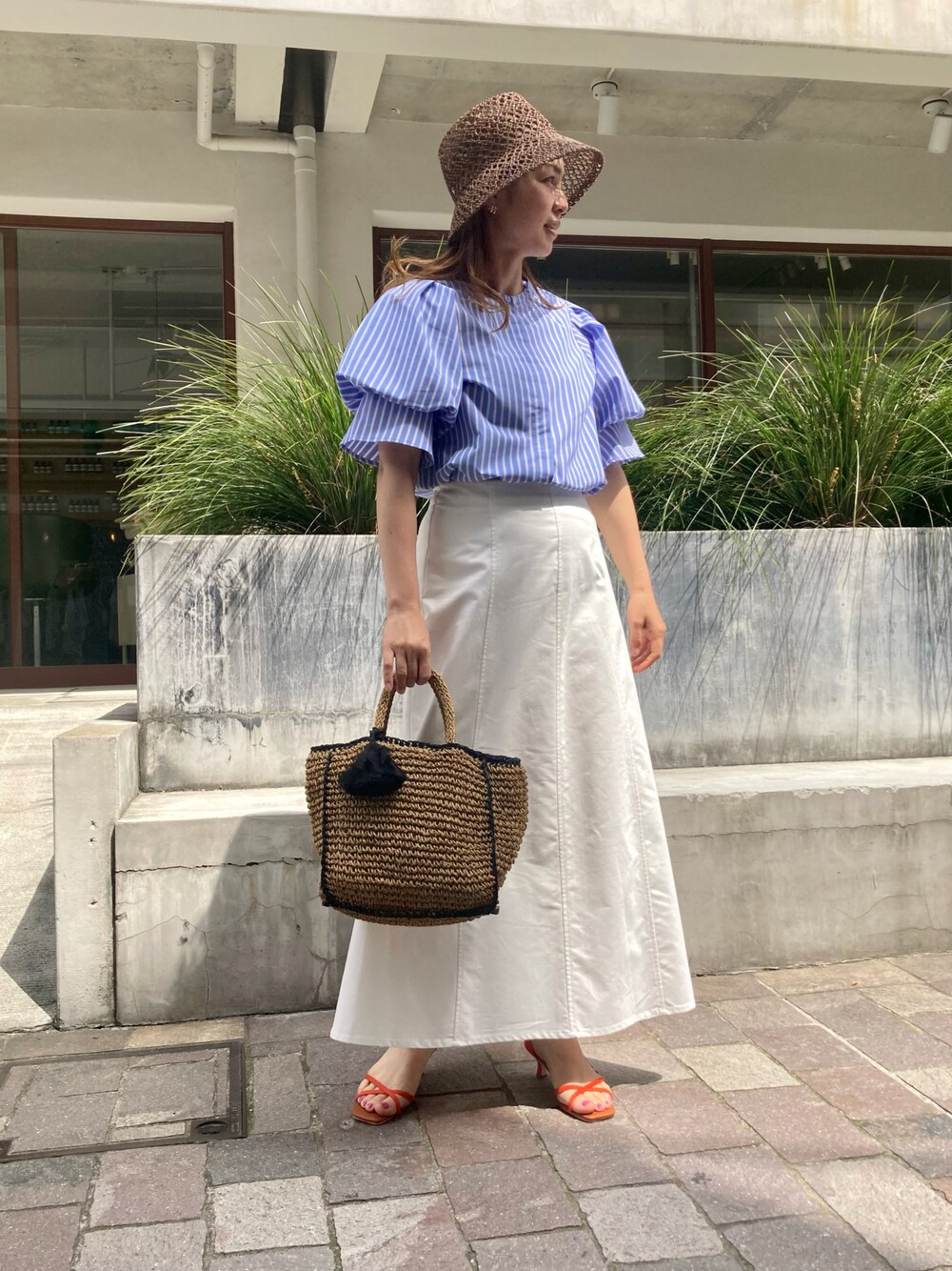 「春夏コーデ、休日スタイル、今日のコーデ、大人かわいい、夏コーデ、ストライプ、ブラウス、袖ボリューム、ホワイトスカート、かごバッグ、夏、サンダル、大人女子、Techichi、シャツスタイル」｜「Te chichiのタッセル付ペーパートートバッグ（ハンドバッグ、イエロー系）」を使った、✳︎ｆｕｋｕ✳︎さん（レディース・158cm）の春コーディネートの1枚目の写真