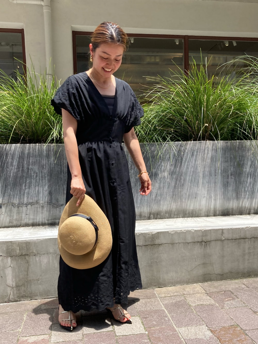 「夏コーデ、大人カジュアル、休日スタイル、シンプルコーデ、夏ファッション、ワンピース、レース、リラックススタイル、ブラック、ワンピーススタイル、大人可愛い、サンダルコーデ、夏」｜「Te chichiのスカラップエンブロイダリーワンピース（ワンピース、ブラック系）」を使った、✳︎ｆｕｋｕ✳︎さん（レディース・158cm）の夏コーディネートの1枚目の写真