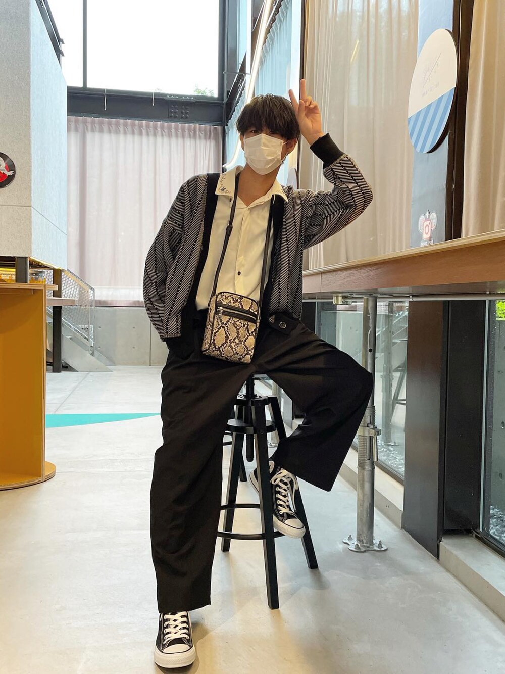 「秋のコーデ、カーディガン」｜「JUNREDのクールブロードタックワイドパンツ（スラックス、ブラック系）」を使った、ひかるさん（メンズ・167cm）の秋コーディネートの1枚目の写真