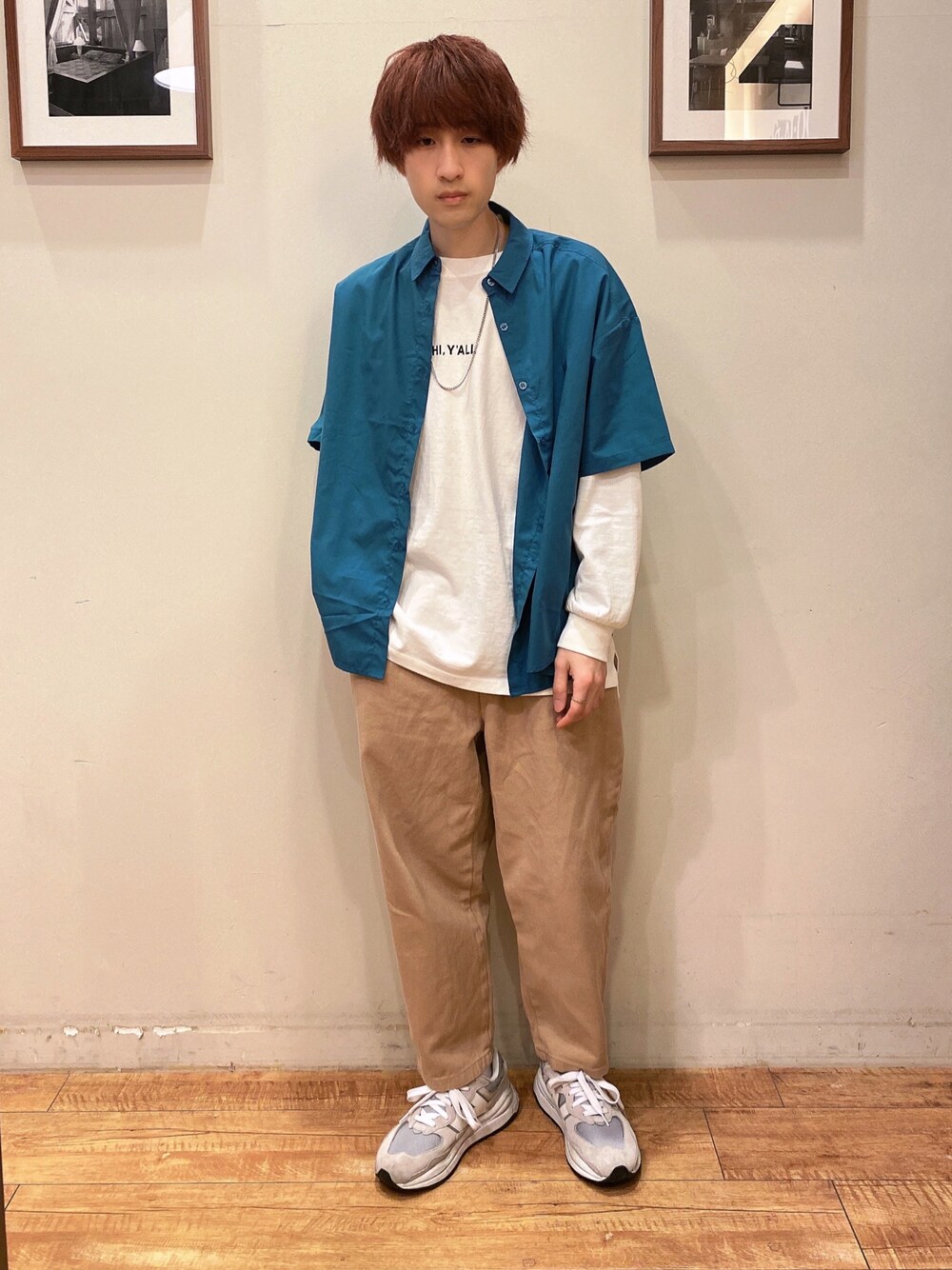 ブルー系のシャツ/ブラウス、ホワイト系のTシャツ/カットソー、ベージュ系のその他パンツを着用したメンズの春コーディネートの1枚目の写真