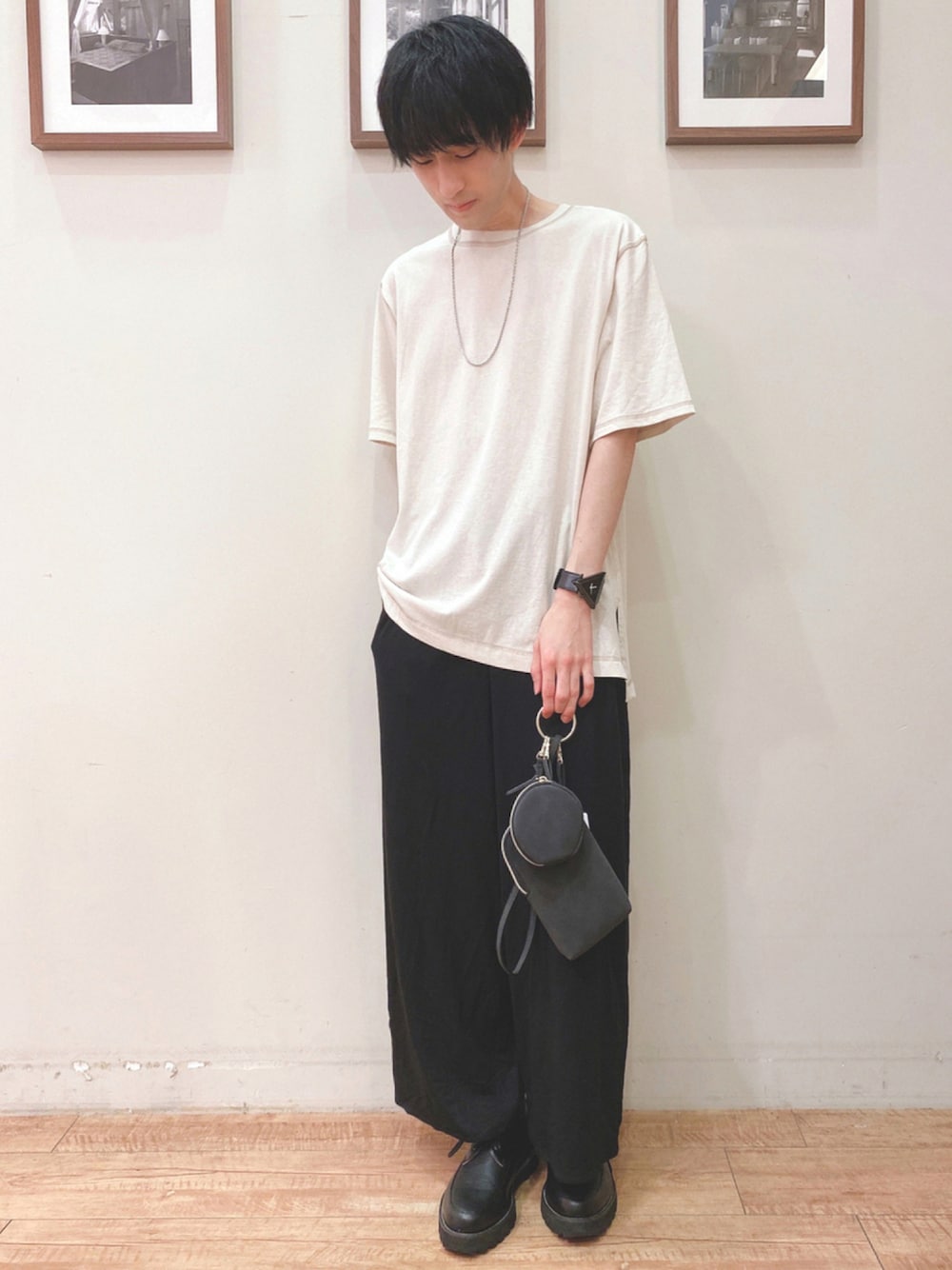 ホワイト系のTシャツ/カットソー、ブラック系のショルダーバッグ、ブラック系のその他パンツを着用したメンズの夏コーディネートの1枚目の写真