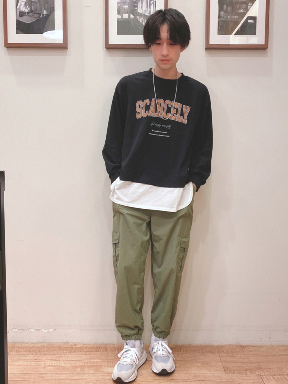 グリーン系のその他パンツ、ブラック系のTシャツ/カットソーを着用したメンズの秋コーディネートの1枚目の写真