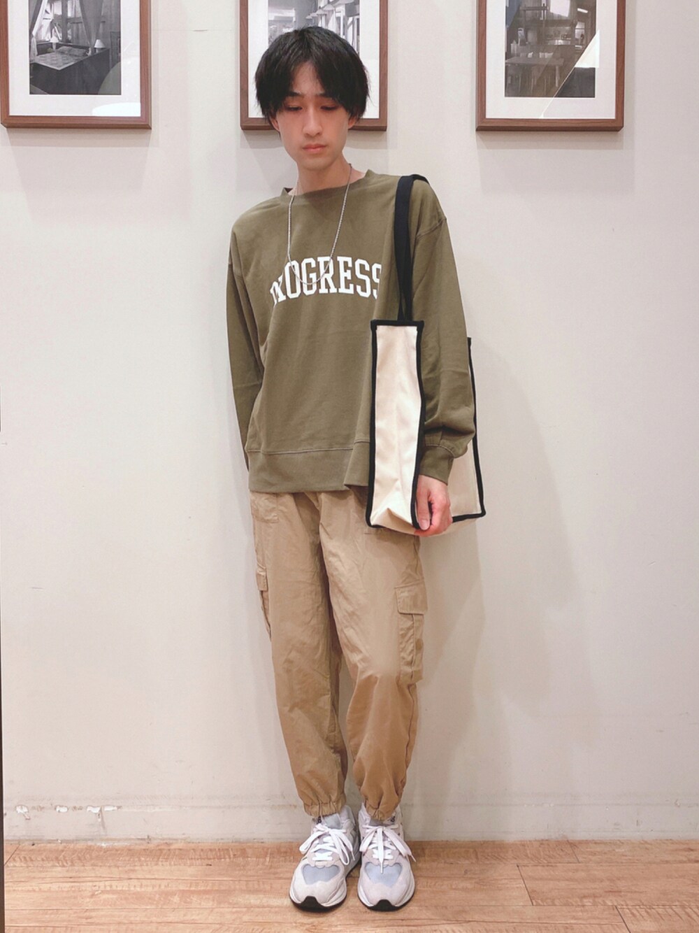 「スウェット、トートバッグ、カジュアル、シンプル、New Balance、秋のコーデ、カーゴパンツ、プチプラ、ユニセックス、シンプルコーデ、秋服、オトナカジュアル、シューラルー、秋カラー、USAコットン」｜「Cutie Blondeの【S-LL/久保乃々花さん着用商品】イージーカーゴパンツ（その他パンツ、ベージュ系）」を使った、いましさん（メンズ・169cm）の秋コーディネートの1枚目の写真