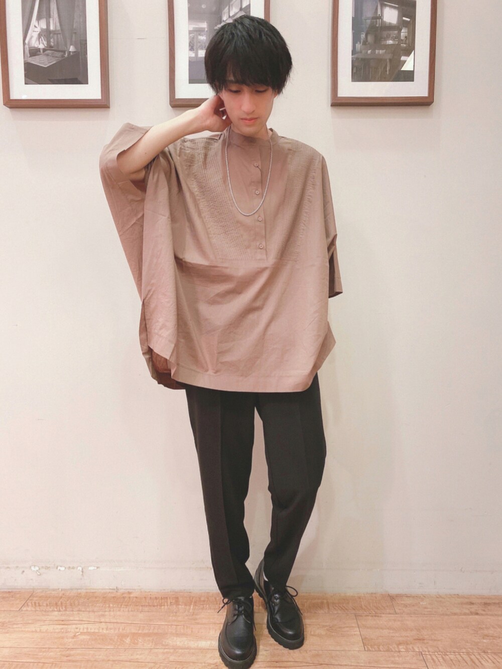 イエロー系のシャツ/ブラウス、ブラック系のその他パンツを着用したメンズの夏コーディネートの1枚目の写真