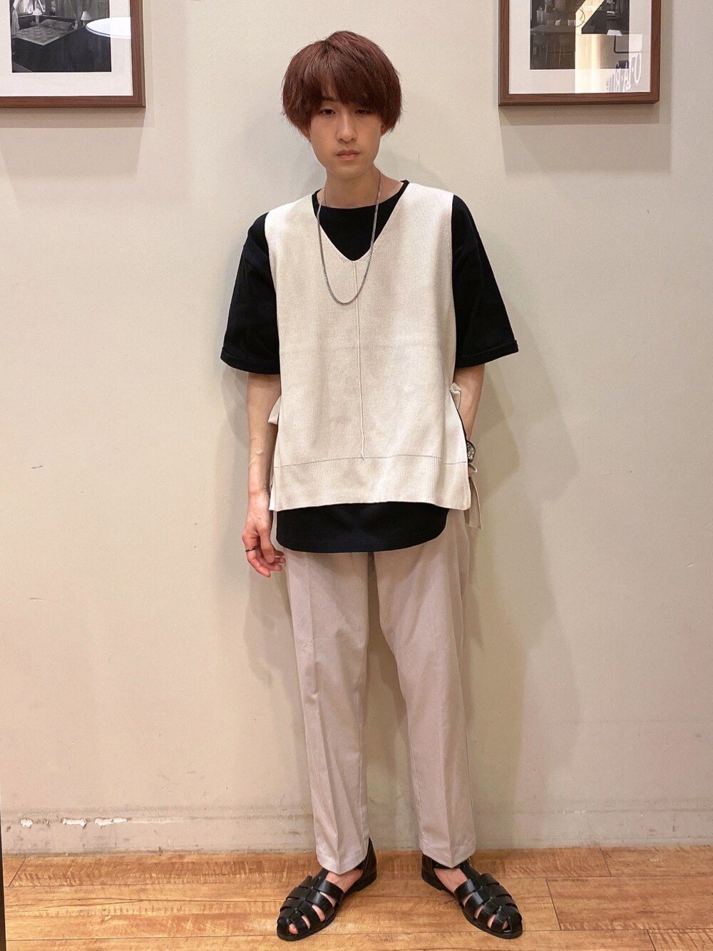 ブラック系のサンダル、ホワイト系のベスト、ブラック系のTシャツ/カットソーを着用したメンズの春コーディネートの1枚目の写真