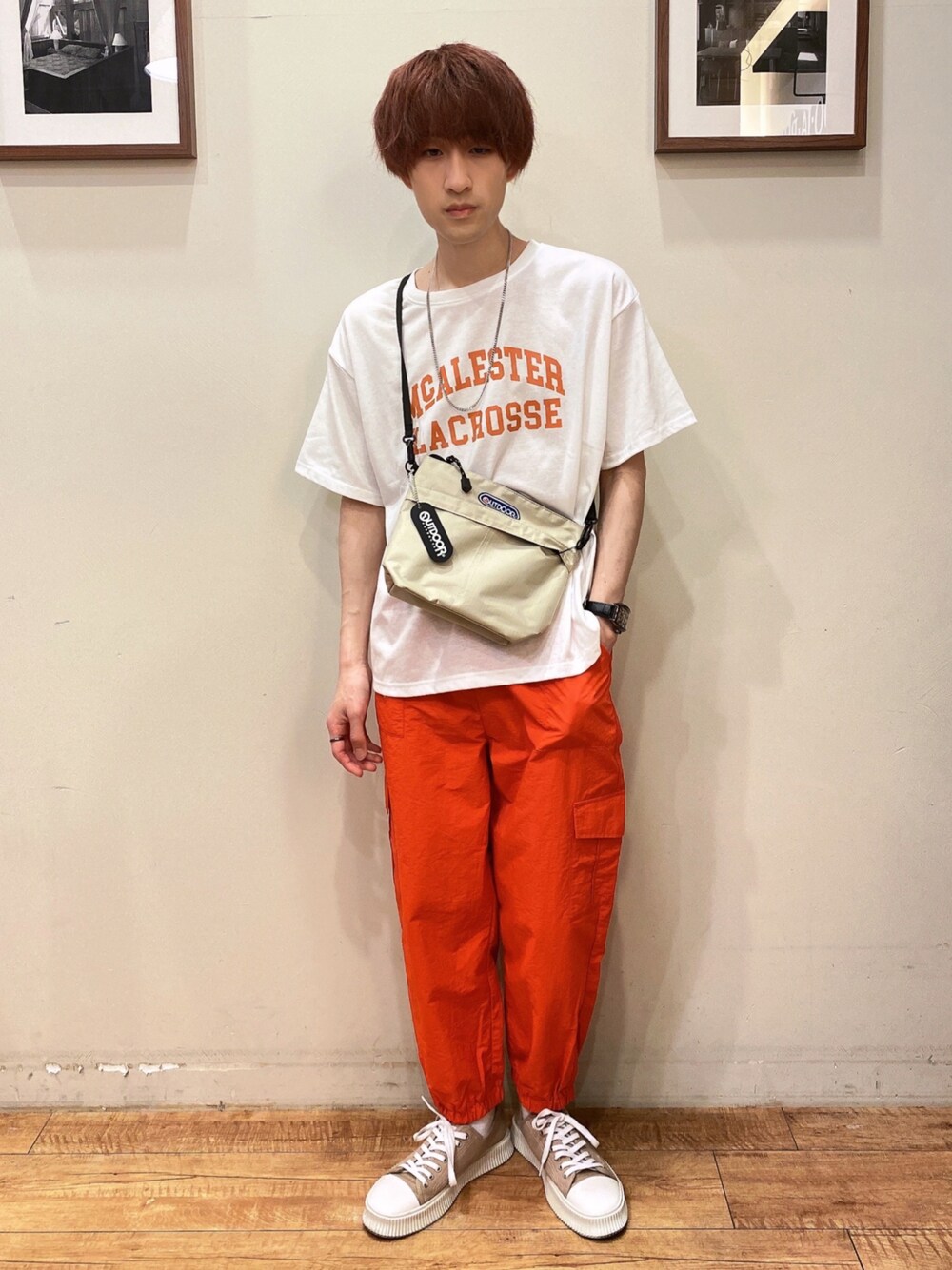 ベージュ系のスニーカー、オレンジ系のその他パンツ、ホワイト系のTシャツ/カットソーを着用したメンズの春コーディネートの1枚目の写真