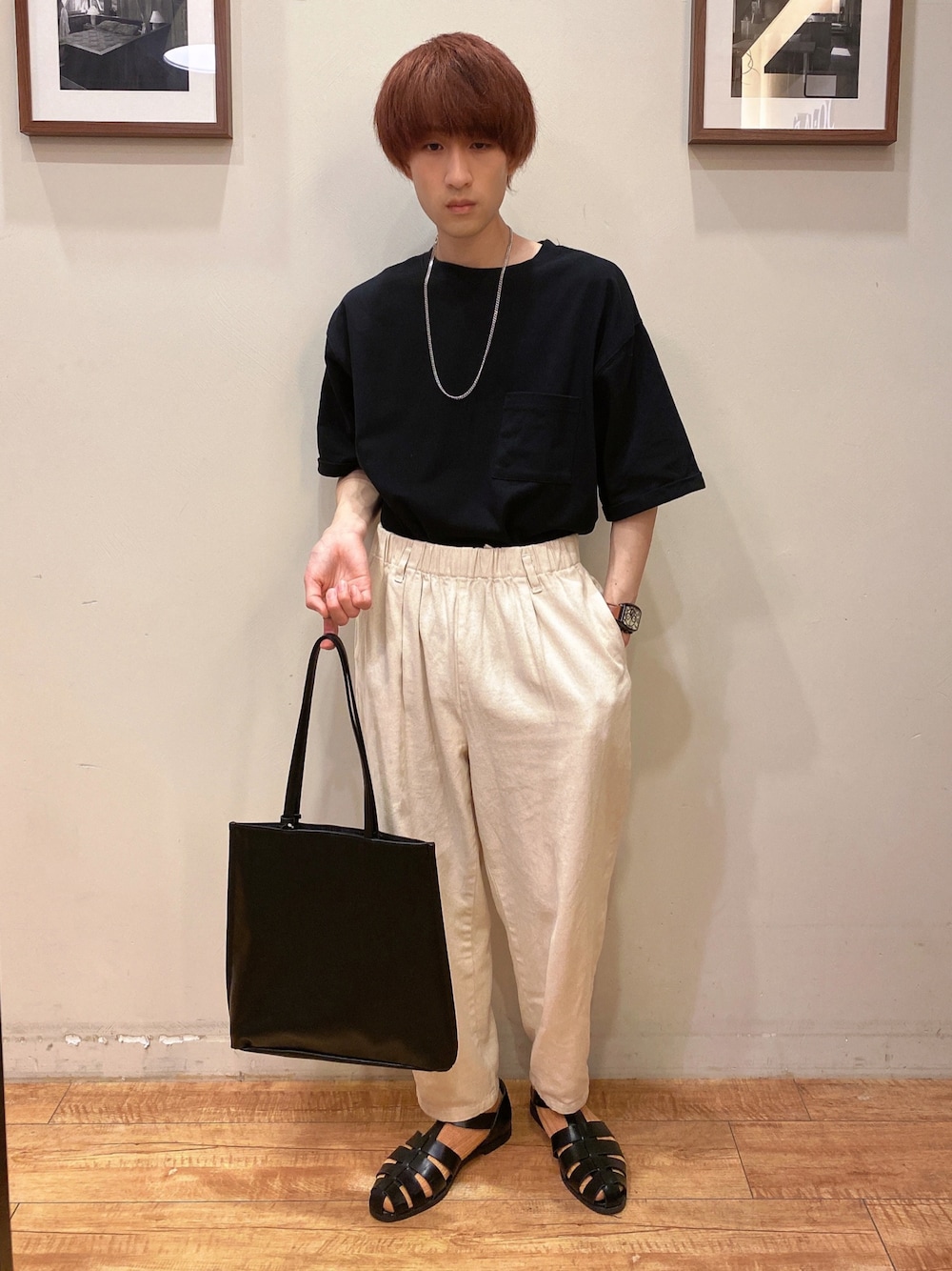 ホワイト系のその他パンツ、ブラック系のTシャツ/カットソー、ブラック系のサンダルを着用したメンズの春コーディネートの1枚目の写真