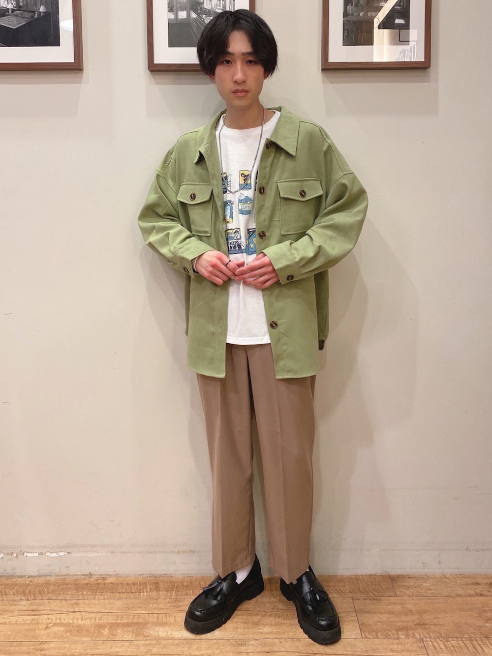 ベージュ系のその他パンツ、グリーン系のミリタリージャケット、ホワイト系のTシャツ/カットソーを着用したメンズの冬コーディネートの1枚目の写真