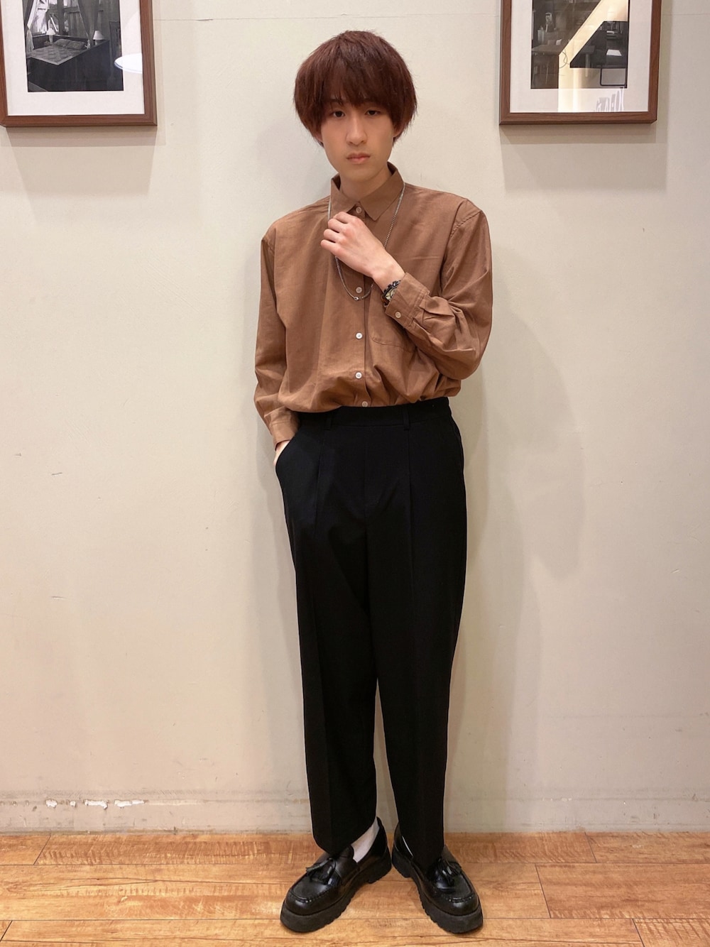 ブラック系のローファー、ブラウン系のシャツ/ブラウス、ブラック系のその他パンツを着用したメンズの春コーディネートの1枚目の写真