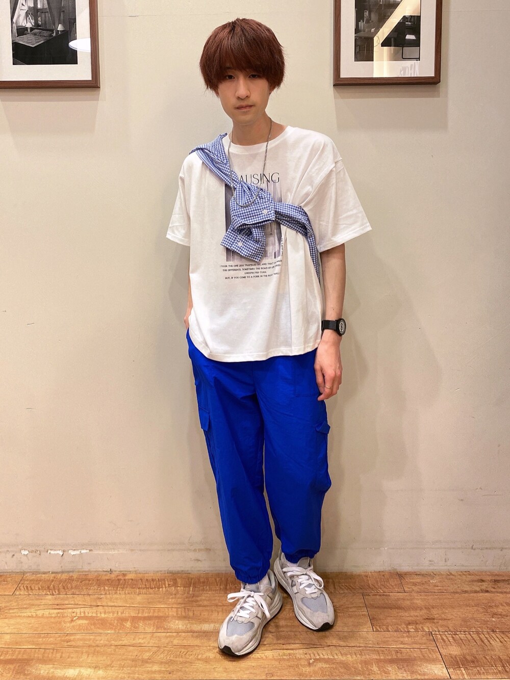 ホワイト系のTシャツ/カットソー、ブルー系のその他パンツ、ブルー系のシャツ/ブラウスを着用したメンズの春コーディネートの1枚目の写真
