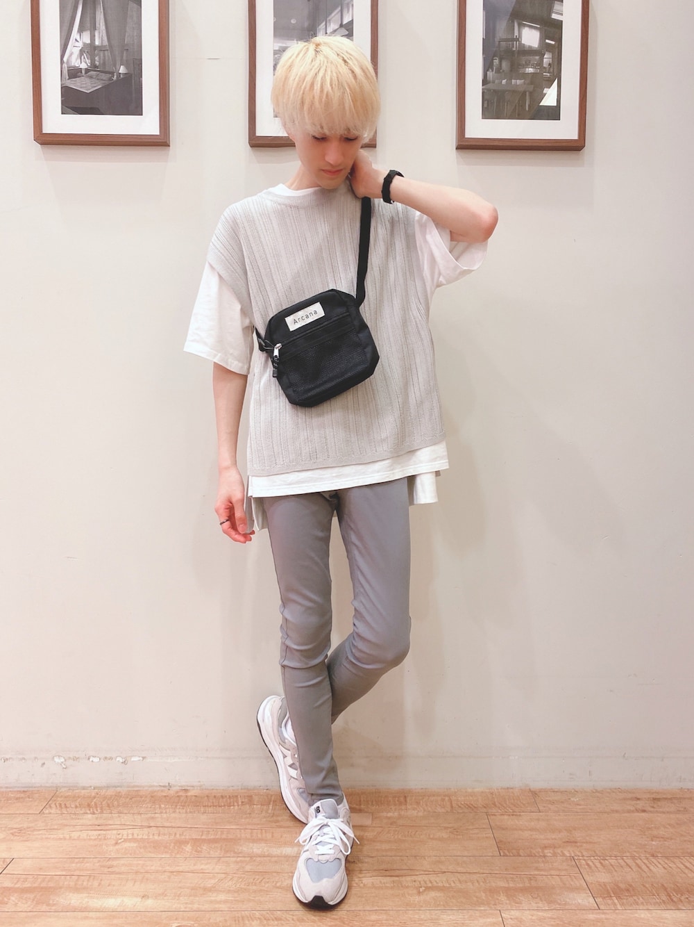 グレー系のその他パンツ、グレー系のその他トップス、ホワイト系のチュニックを着用したメンズの夏コーディネートの1枚目の写真