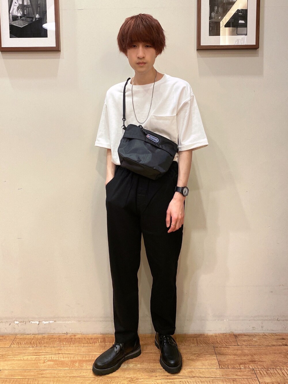 ブラック系のドレスシューズ、ホワイト系のTシャツ/カットソー、ブラック系のショルダーバッグを着用したメンズの春コーディネートの1枚目の写真