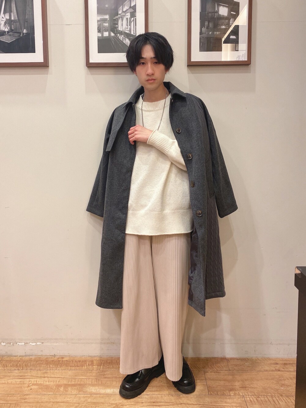 「シューラルー、ユニセックス、メンズライク、プチプラ、コート、ホワイト、ワントーンコーデ、ニット、プリーツパンツ、ベージュ、グレー、アウター、白ニット、ステンカラーコート、低身長コーデ」｜「DRESKIPのニット切替ステンカラ－コート（ステンカラーコート、グレー系）」を使った、いましさん（メンズ・169cm）の冬コーディネートの1枚目の写真