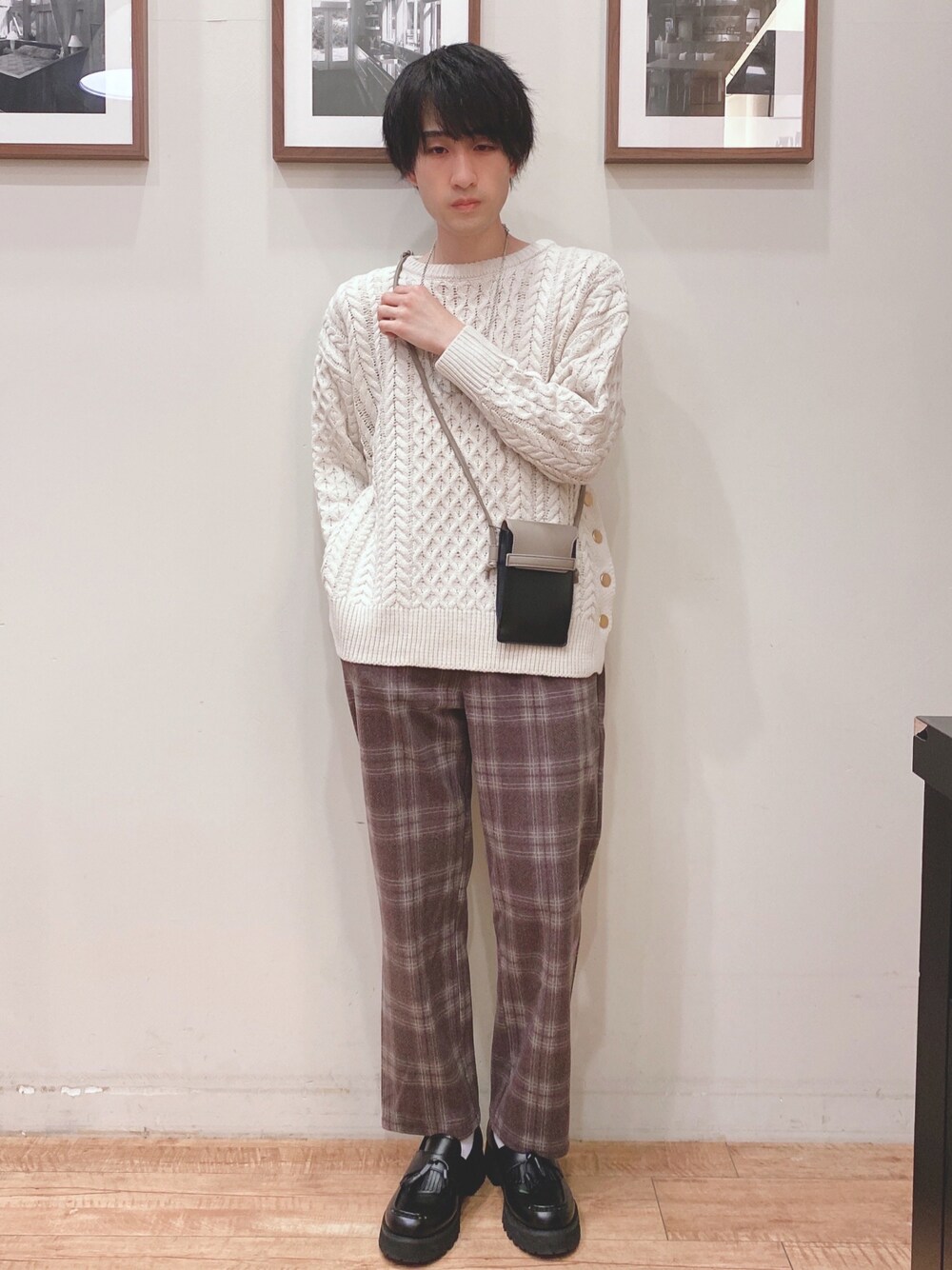 ホワイト系のニット/セーター、ブラック系のショルダーバッグ、ブラウン系のその他パンツを着用したメンズの冬コーディネートの1枚目の写真