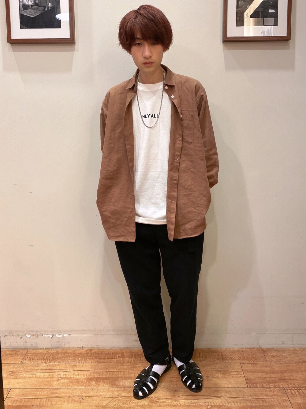 ブラック系のサンダル、ホワイト系のTシャツ/カットソー、ブラウン系のシャツ/ブラウスを着用したメンズの春コーディネートの1枚目の写真