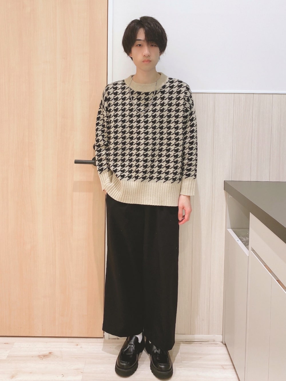 ベージュ系のニット/セーター、ブラック系のその他パンツを着用したメンズの秋コーディネートの1枚目の写真