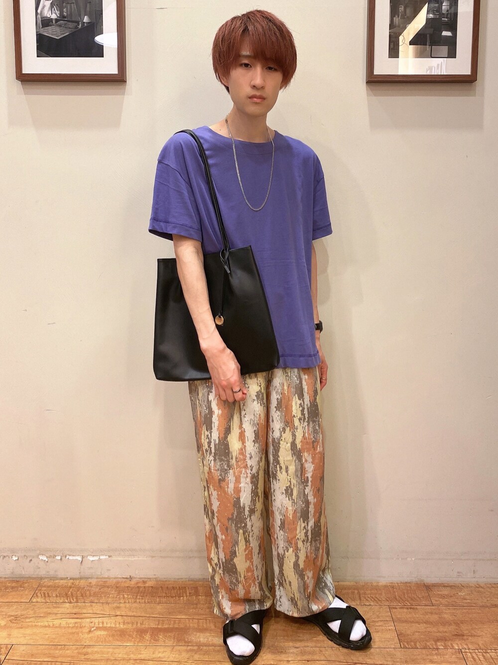 レッド系のその他パンツ、ブラック系のトートバッグ、パープル系のTシャツ/カットソーを着用したメンズの夏コーディネートの1枚目の写真
