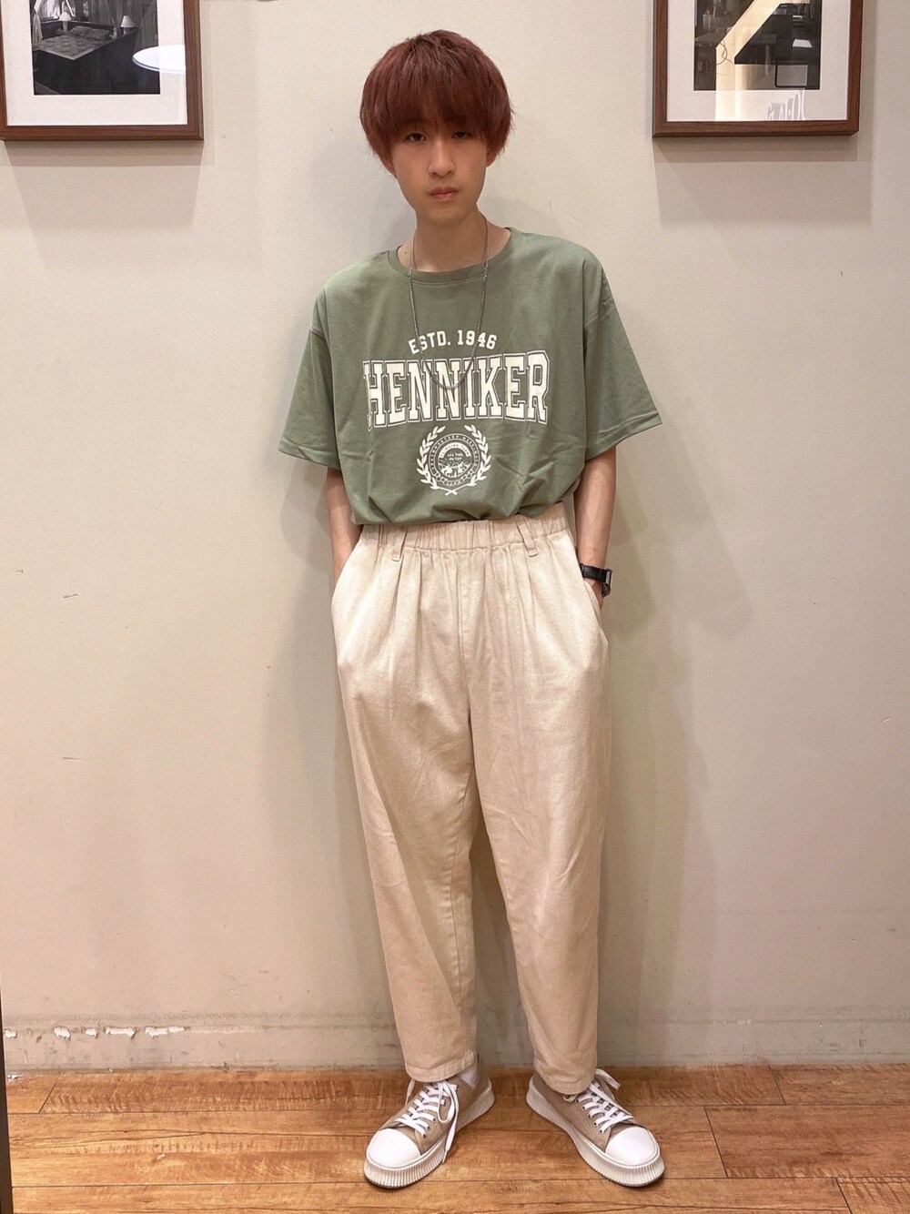 ベージュ系のスニーカー、グリーン系のTシャツ/カットソー、ホワイト系のその他パンツを着用したメンズの夏コーディネートの1枚目の写真