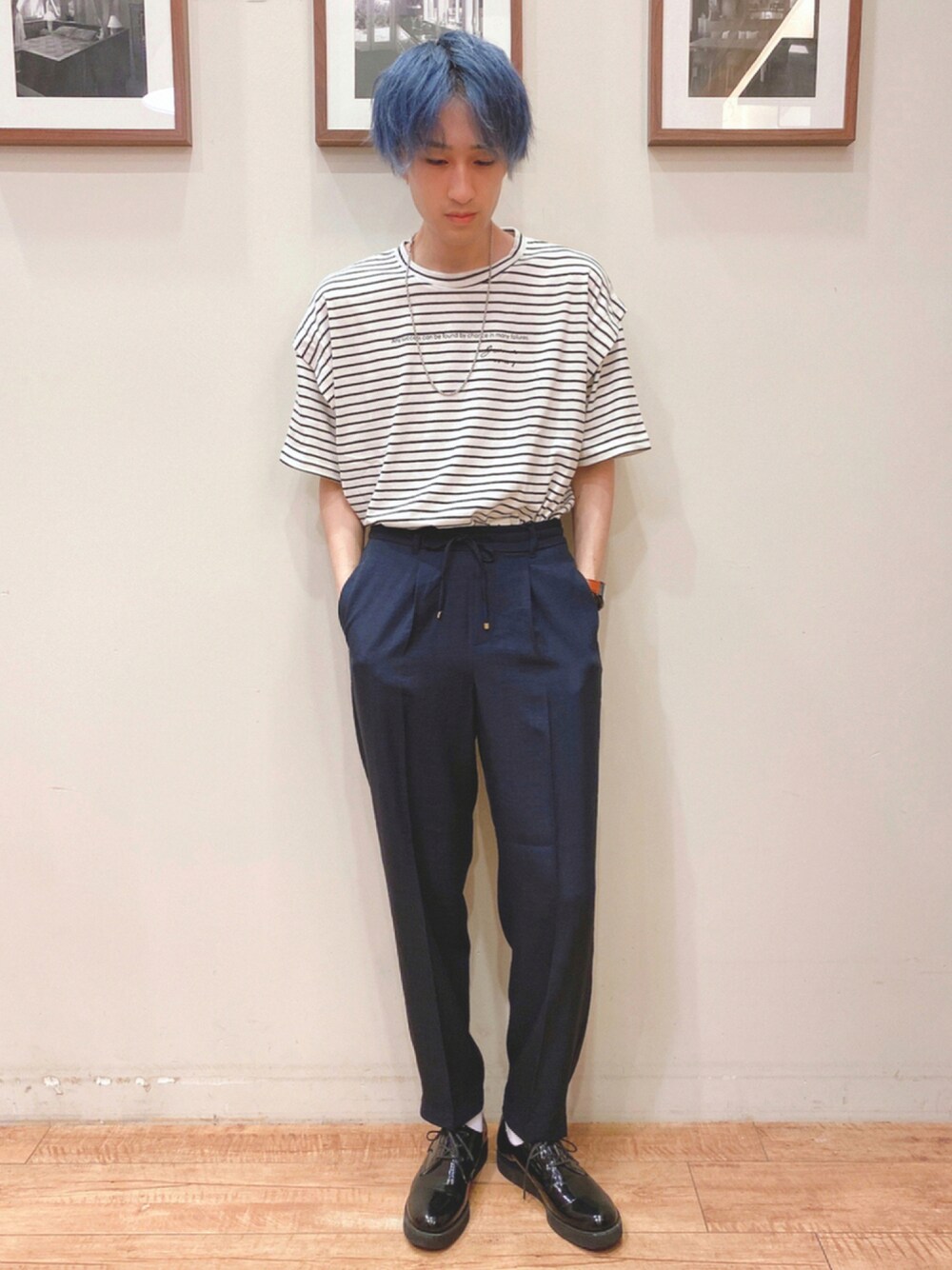 ホワイト系のTシャツ/カットソー、ブルー系のその他パンツを着用したメンズの夏コーディネートの1枚目の写真