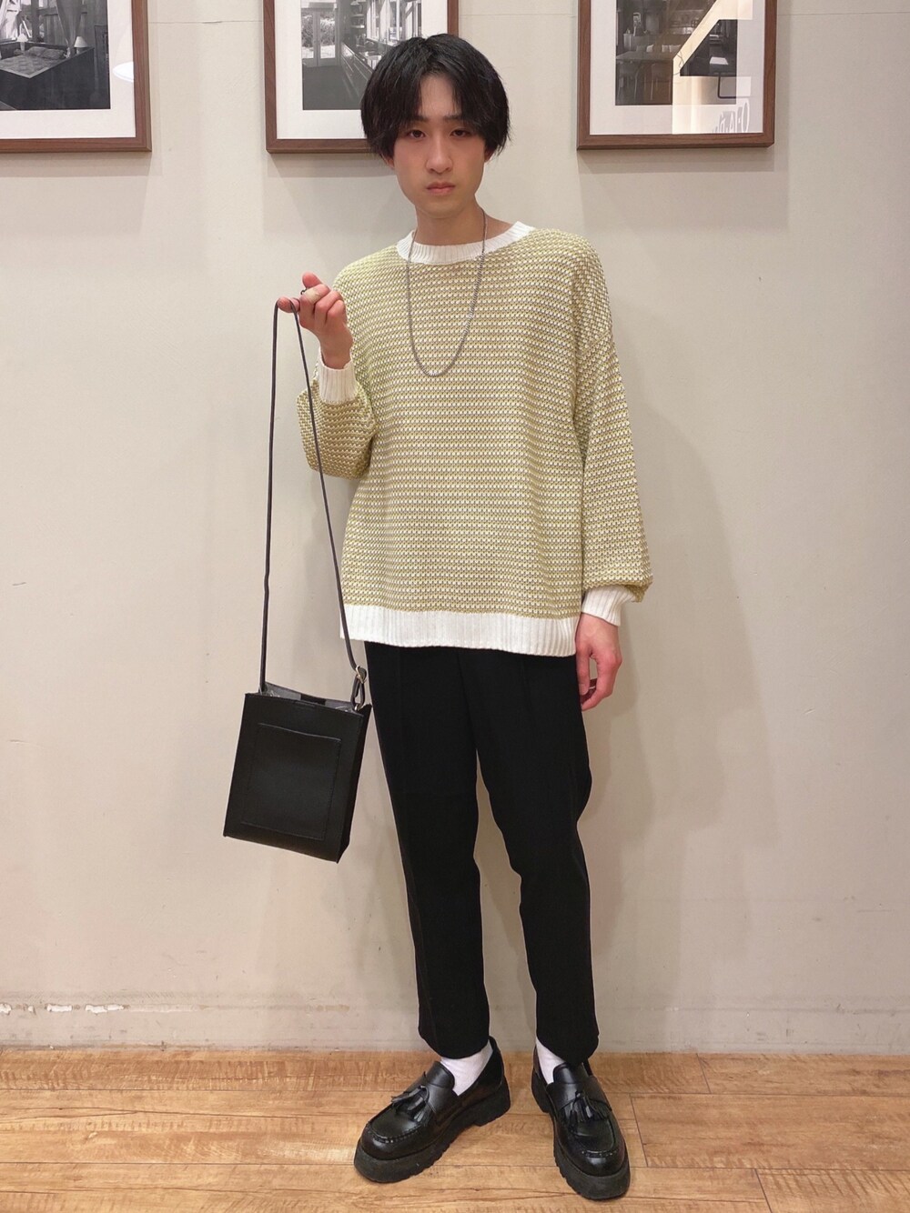 ブラック系のその他パンツ、イエロー系のニット/セーター、ブラック系のショルダーバッグを着用したメンズの冬コーディネートの1枚目の写真