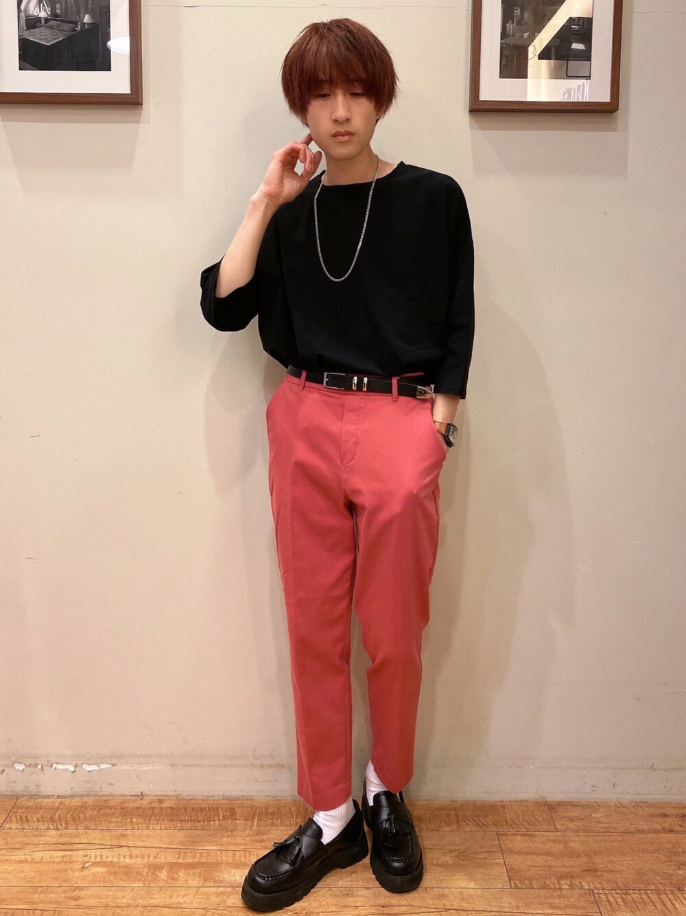 「シューラルー、ピンク、プチプラ、ユニセックス、メンズライク、ブラック、カラーパンツ、タックイン、テーパードパンツ、低身長、七分袖、シンプル、春服、コットン、ローファー」｜「act'mのact'm ハイソールボリューム タッセルローファー（ローファー、ブラック系）」を使った、いましさん（メンズ・169cm）の春コーディネートの1枚目の写真