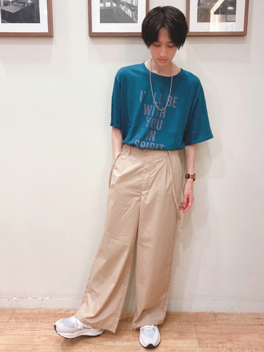 グリーン系のTシャツ/カットソー、ベージュ系のその他パンツを着用したメンズの夏コーディネートの1枚目の写真