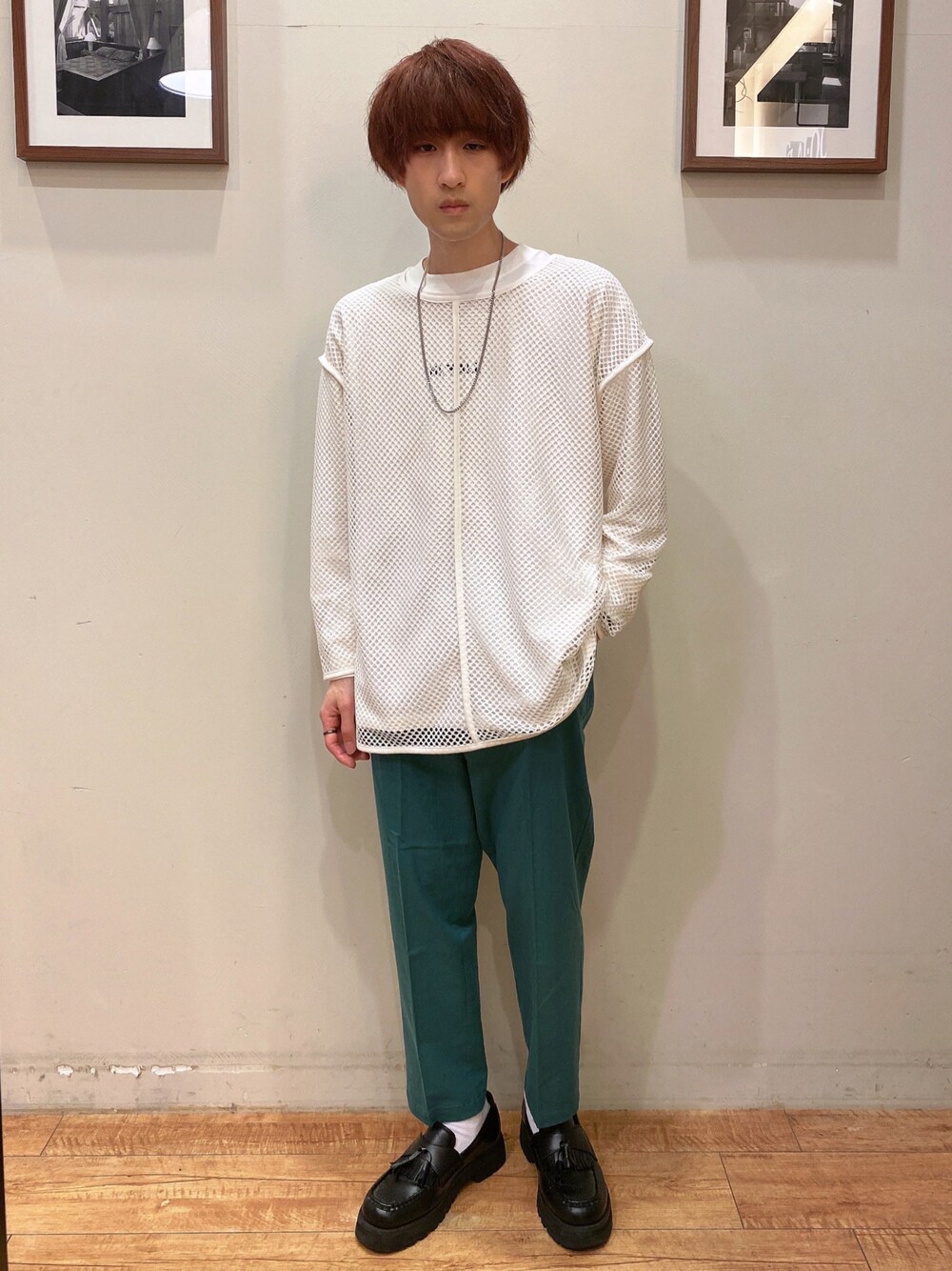 ブラック系のローファー、ホワイト系のその他トップス、ホワイト系のTシャツ/カットソーを着用したメンズの春コーディネートの1枚目の写真
